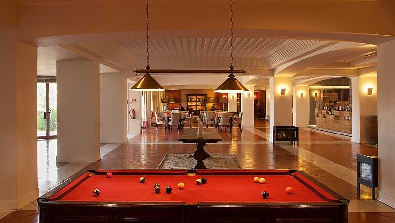 Evora Hotel Lobby und Billard