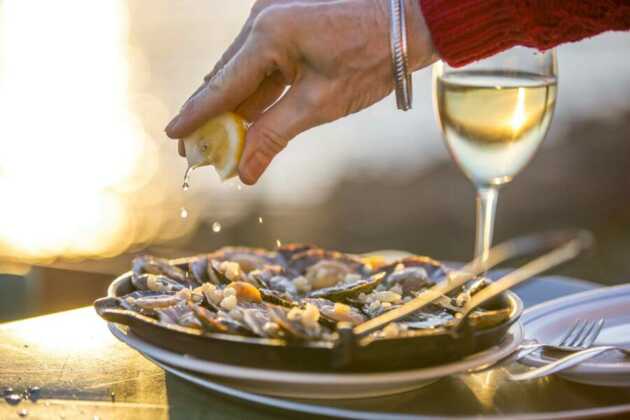 Frische Muscheln und Wein auf Madeira genießen