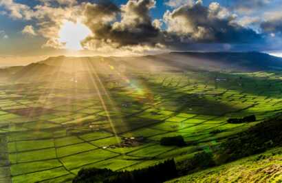 Unvergessliche Momente Ihrer Reise in die Azoren Natur: der Sonnenuntergang vom "Miradouro Serra do Cume" auf Terceira