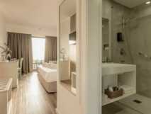 Caloura Hotel Resort - Zimmer mit modernem Bad und Walk-in-Dusche