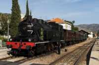 Eine Nostalgie-Eisenbahn fährt durch das Dourotal