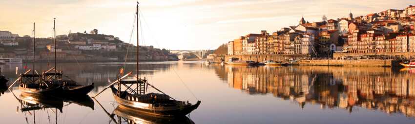 Porto – die kleine Schwester von Lissabon – im Sonnenuntergang mit Blick auf den Hafen. Ein echtes Highlight Ihrer Portugal Rundreise.