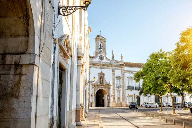 Faro ist eine beeindruckende Stadt mit sehenswerten Bauwerken, ob auf einer Städtereise Portortugal oder Algarve Rundreise.