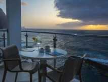 Hotel Tiduca-Ein Glas Wein auf der Dachterrasse mit Meerblick bei Sonnenuntergang genießen