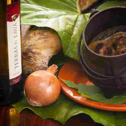 Freuen Sie sich bei Ihrer Reise zu den verborgenen Schönheiten der Azoren auf authentische Gerichte wie den Azoren-Eintopf "Alcatra"
