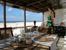 Im Restaurant: Ein schöner Ausblick auf den Strand