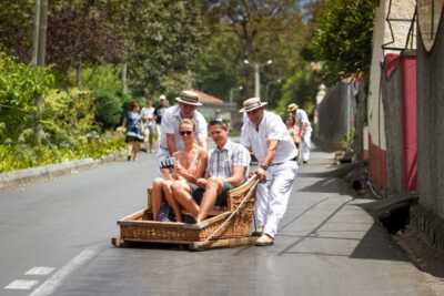 Die Korbschlittenfahrt auf Madeira startet in Monte