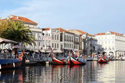 Gondeln Sie durch die Lagunentadt Aveiro in Nordportugal