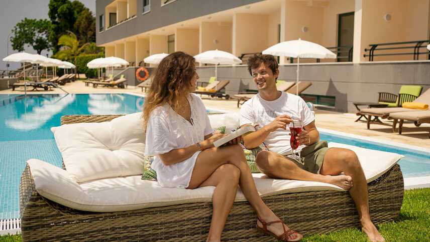 Madeira-hotel-panoramico-paarzeit-pool-sofa