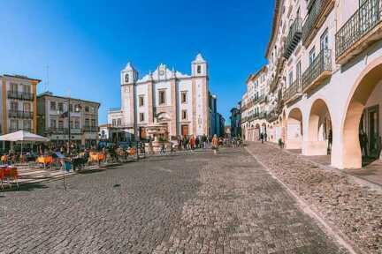 Ihr Portugal Roadtrip führt Sie auch nach Portugal Evora. Genießen Sie unbedingt bei einem Glas Wein die Atmosphäre auf dem Giraldo-Platz.