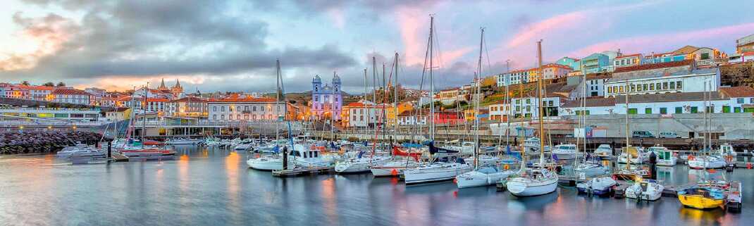 Die Marina von Angra do Heroismo auf der Azoreninsel Terceira