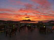 Ein traumhafter Ausblick auf Mindelo aus der Dachterrasse von Terra Lodge bei Sonnenuntergang