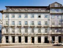 Die historische Fassade von Carris Porto Ribeira Hotel im Zentrum des Weltkulturerbes von Porto