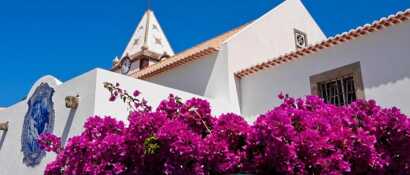 Ein mit Blumen beschmücktes Haus in Vila Baleira