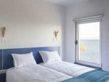 AZUL_PASTEL_Bett_mit_Blick_auf_das_Meer