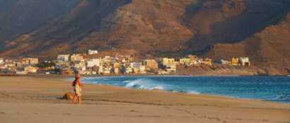 Strandkino: Am Sao Pedro Strand auf der Kapverdeninsel Sao Vicente tummeln sich auch Profi-Surfer