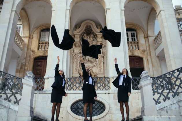 Universität Coimbra von innen mit drei Studentinnen.
