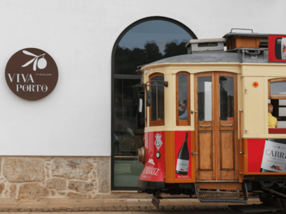 Neya Porto-Ein historischer Tram fährt am Viva-Porto Restaurant vorbei