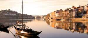 Porto – die kleine Schwester von Lissabon – im Sonnenuntergang mit Blick auf den Hafen. Ein echtes Highlight Ihrer Portugal Rundreise.