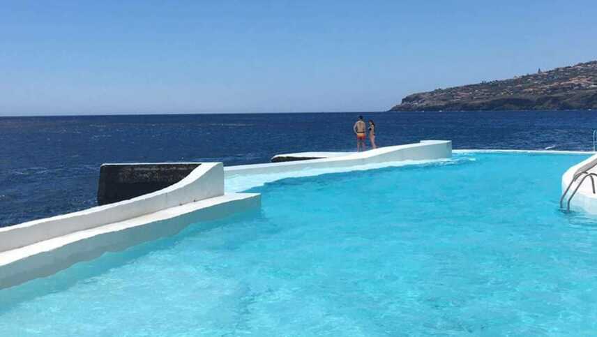 25 Swimming pool by the sea web 4000