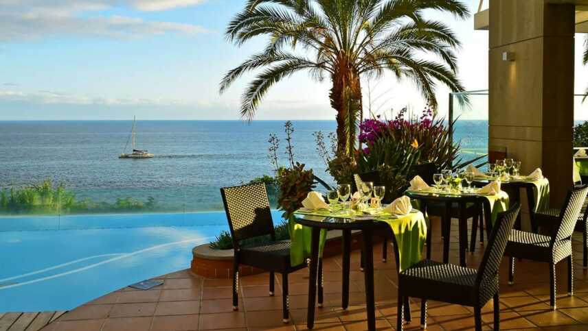 4-star-hotel-madeira-pool-bar