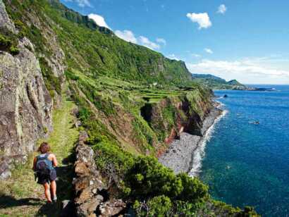 Der Weg nach Faja Grade auf Flores ist eine der schönsten Küstenwanderungen auf den Azoren. Diese Tour ist einer der Höhepunkte Ihrer Azoren Mietwagen Rundreise in 21 Tagen