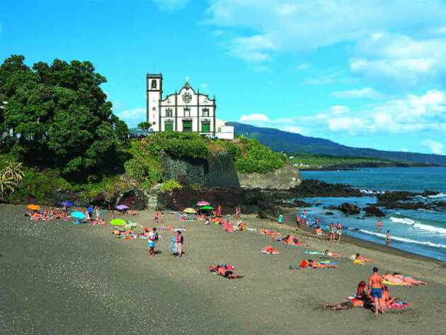 Highlight unserer Azoren Rundreise mit Kindern: Baden im Meer mit der ganzen Familie