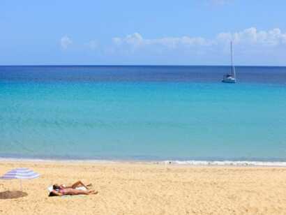 Fuer-sonnenanbeter-und-badenixen-der-strand-von-porto-santo