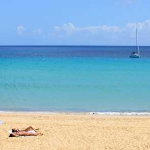 Fuer-sonnenanbeter-und-badenixen-der-strand-von-porto-santo