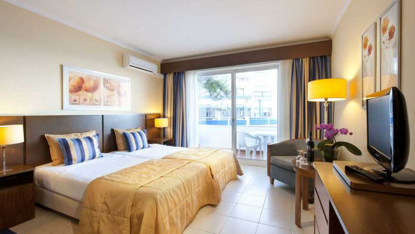 Hotel-roca-mar-gallery09-rm-landview-room