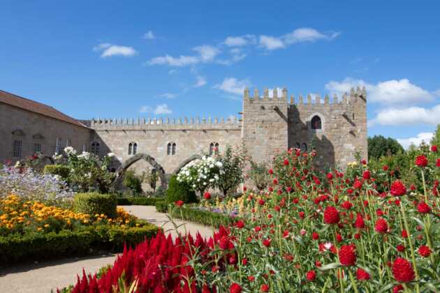 Der Santa Barbara Garten mit dem erzbischöflichen Palast von Braga im Hintergrund