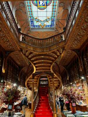 Livraria Lello in Porto: beeindruckende Architektur, unzählige Bücher.