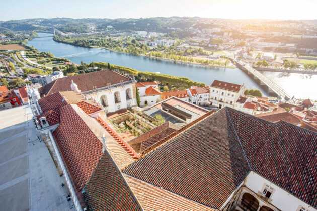 Die Altstadt von Coimbra mit Blick auf den Fluss Mondego. Hier liegt auch die "Universidade de Coimbra", die älteste Universität Portugals und ein echtes Highlight Ihrer Reise.
