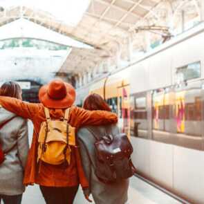 Drei Freundinnen auf dem Bahnsteig des Bahnhofs Sao Bento in Porto, Portugal