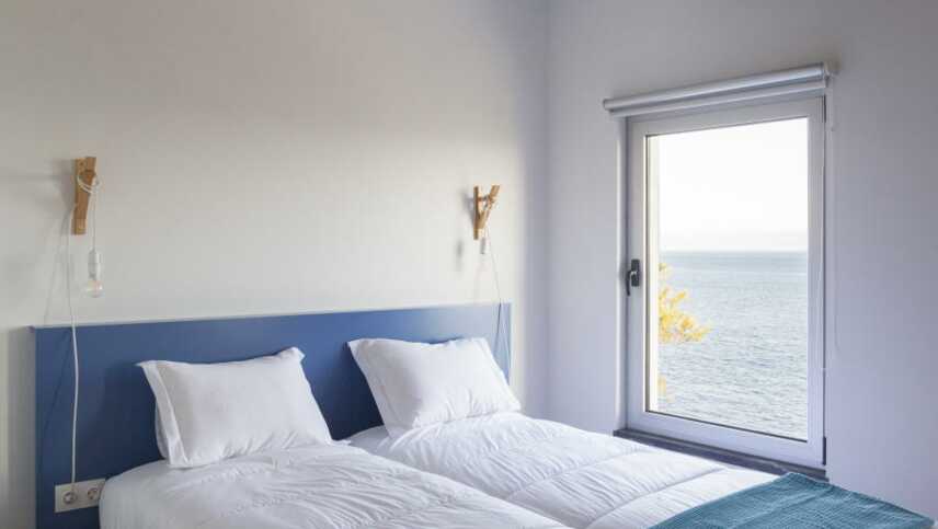 AZUL PASTEL Bett mit Meerblick