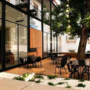 Bar Terrasse mit Baum Sapientia Boutique Hotel