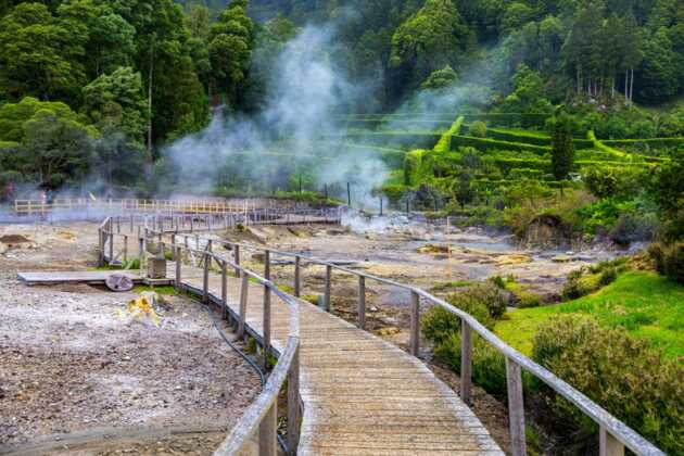 Bei Ihrer Naturreise-Azoren entdecken und schmecken: das Nationalgericht "Cozido das Furnas" wird mit Vulkankraft über Stunden in der Erde gekocht.