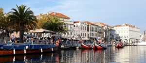 Gondeln Sie durch die Lagunentadt Aveiro in Nordportugal