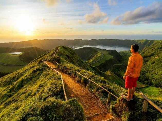 Wandern, Wale, Vulkane: Der Dreiklang Ihrer Reise auf die Azoren. Genießen Sie den Ausblick auf die Zwillingsseen bei Sete Cidades.