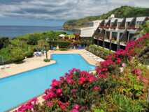 Caloura Hotel Resort - Poolanlage mit Liegen und Sonnenschirmen - Meerblick inklusive