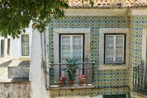 Die hübschen Azulejo-Fliesen an den Häuserfassaden von Lissabon zählen zu den Sehenswürdigkeiten