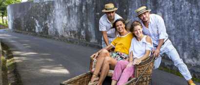 Die Korbschlittenfahrt ist ein Vergnügen für die ganze Familie und ein absolutes Muss in Funchal