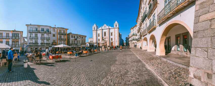 Die Königin des Alentejo – so wird die UNESCO-Weltkulturerbestadt Evora auch genannt. Ein Highlight: der Giraldo-Platz.