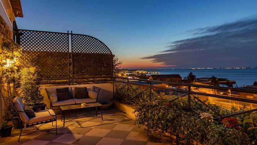 Portugal-lissabon-hotel-heritage-janelas-verdes-terrasse-nacht