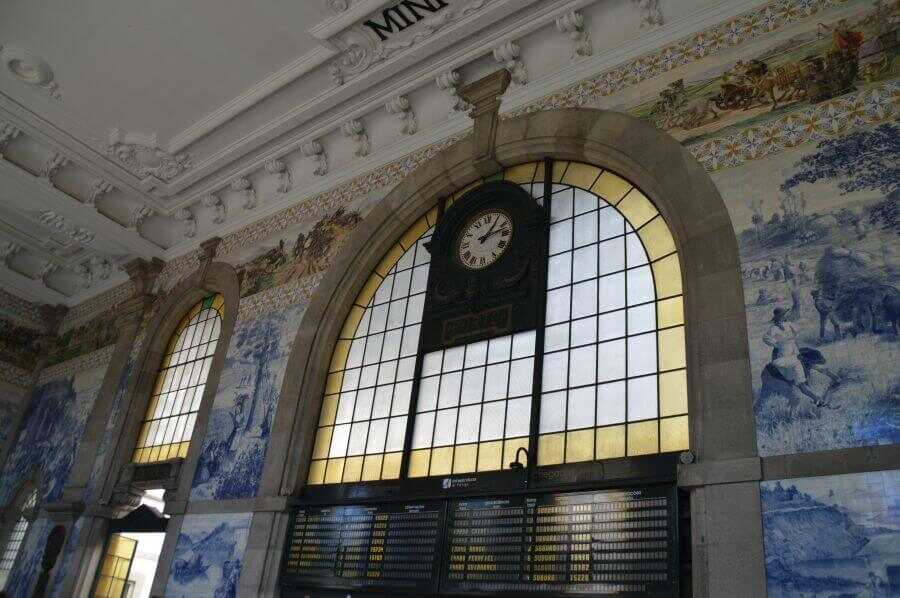 Die große Halle der Sao Bento Station ist mit 20.000 Azulejo Fliesen geschmückt.