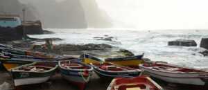 Fischeridylle in Ponta do Sol: Beobachten Sie nach Ihrer Wanderung auf Santo Antao das Einholen der Boote