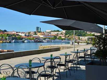 Genießen Sie Ihren Aufenthalt im Pestana Porto Vintage Hotel am Douro Fluss