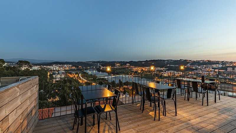 Terrasse mit Blick auf Mondego Fluss und Coimbra