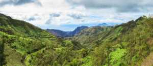 Die grüne bergige Landschaft auf Santiago lädt ein zum Wandern auf den Kapverden.
