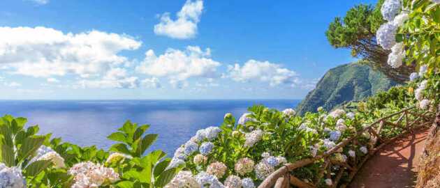 Erkunden Sie im Urlaub auf Sao Miguel die Traumpfade der Azoren mit Meerblick